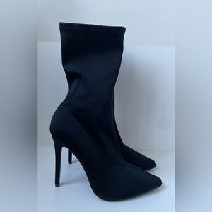 FashionNova catch me later black bootie size 7.5